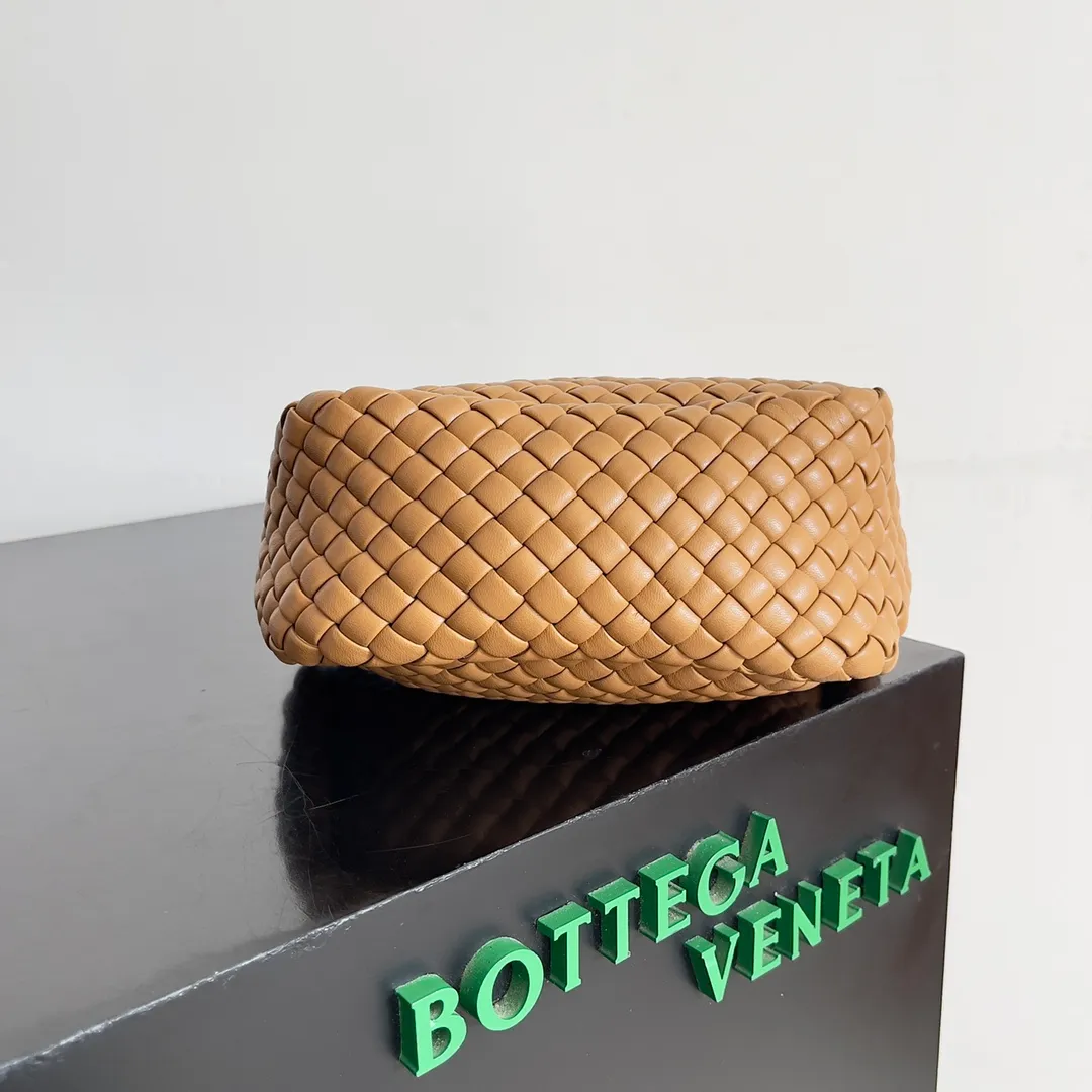 Batch 1760 BOTTEGA VENETA's new mini COBBLE bag. This season's mini Cobble series brings a new style of handbag. The body of the bag resembles the shape of a "Yuanbao", giving you good luck throughout autumn and winter! This Yuanbao bag is made of three pieces of quilted cotton and has an unlined body, showing its quiet power. The bag is carefully designed to create a three-dimensional look. The joints and edges are decorated with lambskin strips to create a sense of simplicity. The handbag is not lined, so you can directly appreciate the consistent lambskin on the outside and inside. It is beautiful both inside and outside. The top handle of this handbag is made of leather-wrapped rope and is quite sturdy. The detachable shoulder strap is secured by a leather buckle inside the bag. Can be carried by hand, carried on the shoulder or cross-body, very easy to match! Style number: 805739 Size: 23*11*8cm